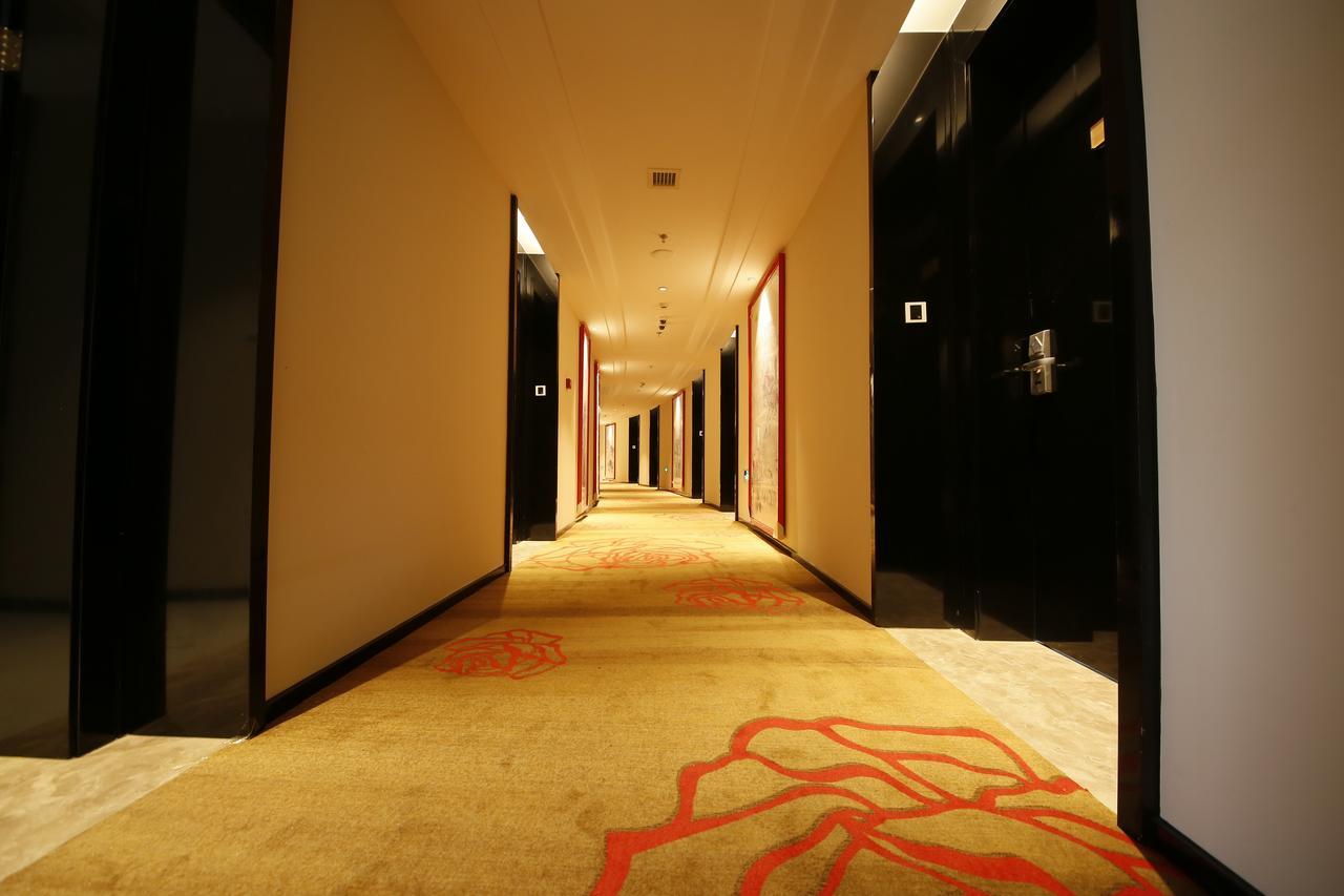 Howard Johnson Flower City Hotel Kunming Exterior photo