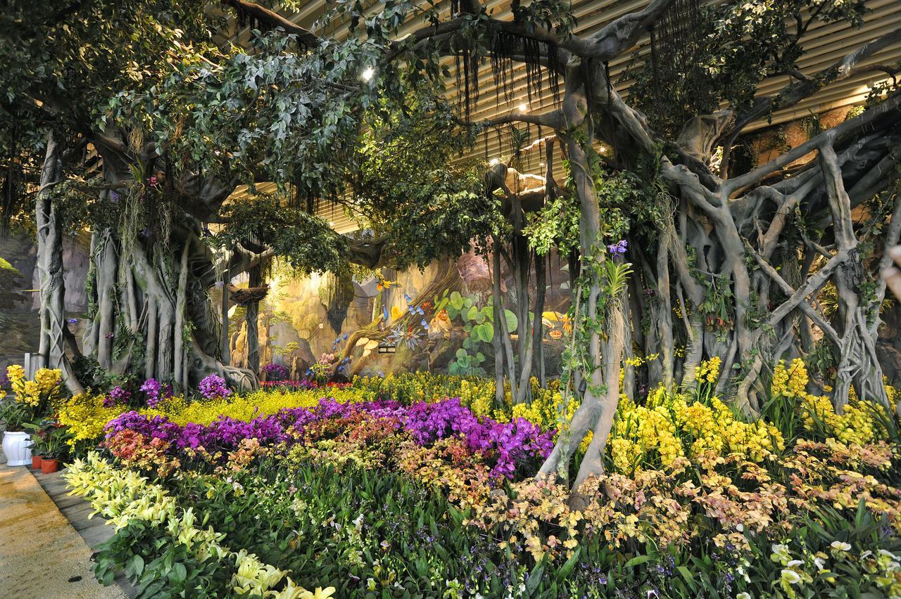 Howard Johnson Flower City Hotel Kunming Exterior photo