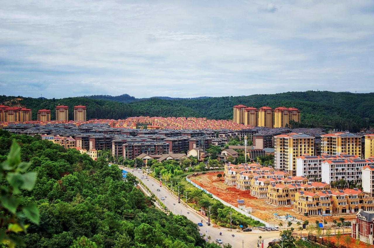 Howard Johnson Flower City Hotel Kunming Exterior photo