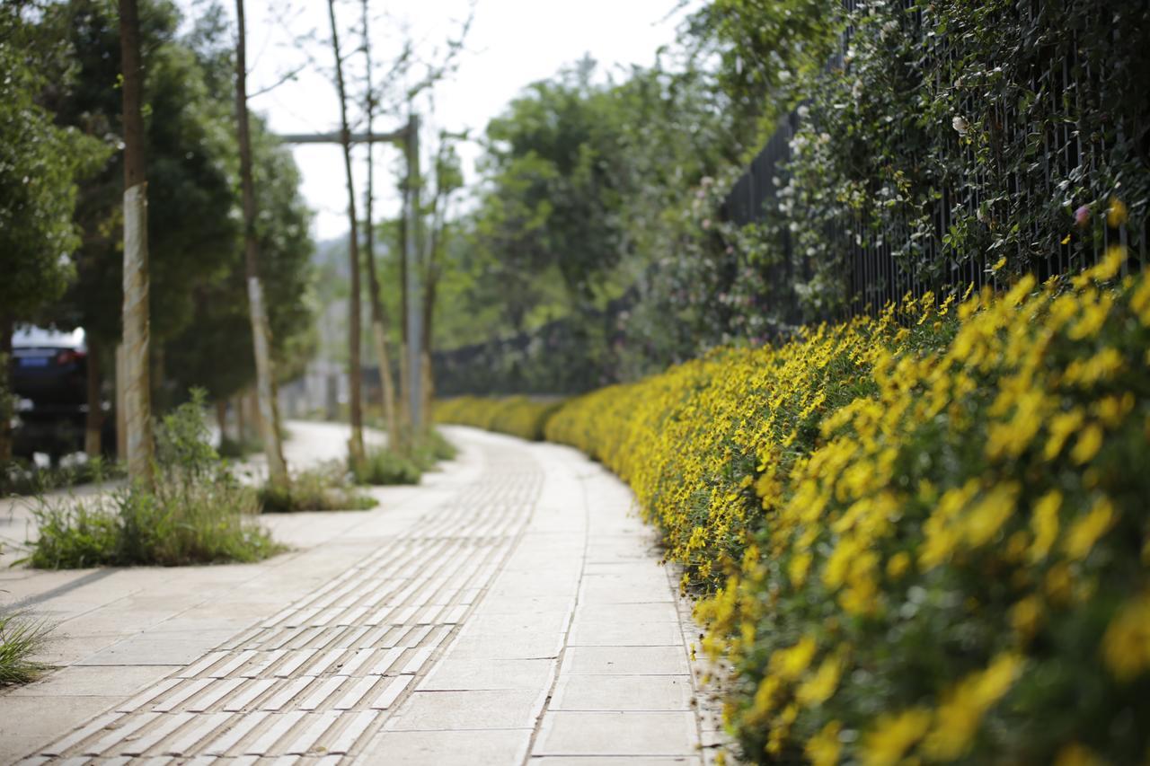 Howard Johnson Flower City Hotel Kunming Exterior photo