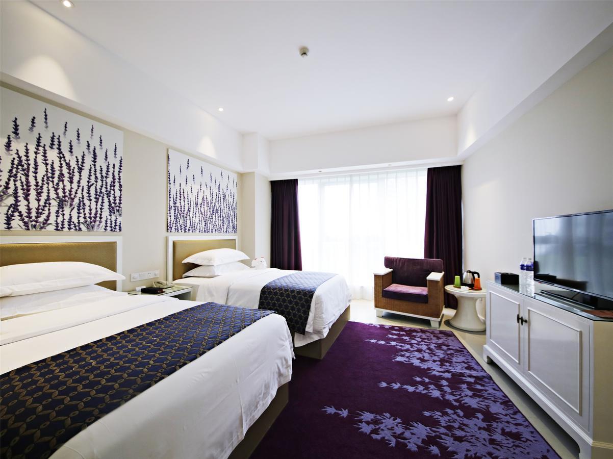 Howard Johnson Flower City Hotel Kunming Exterior photo