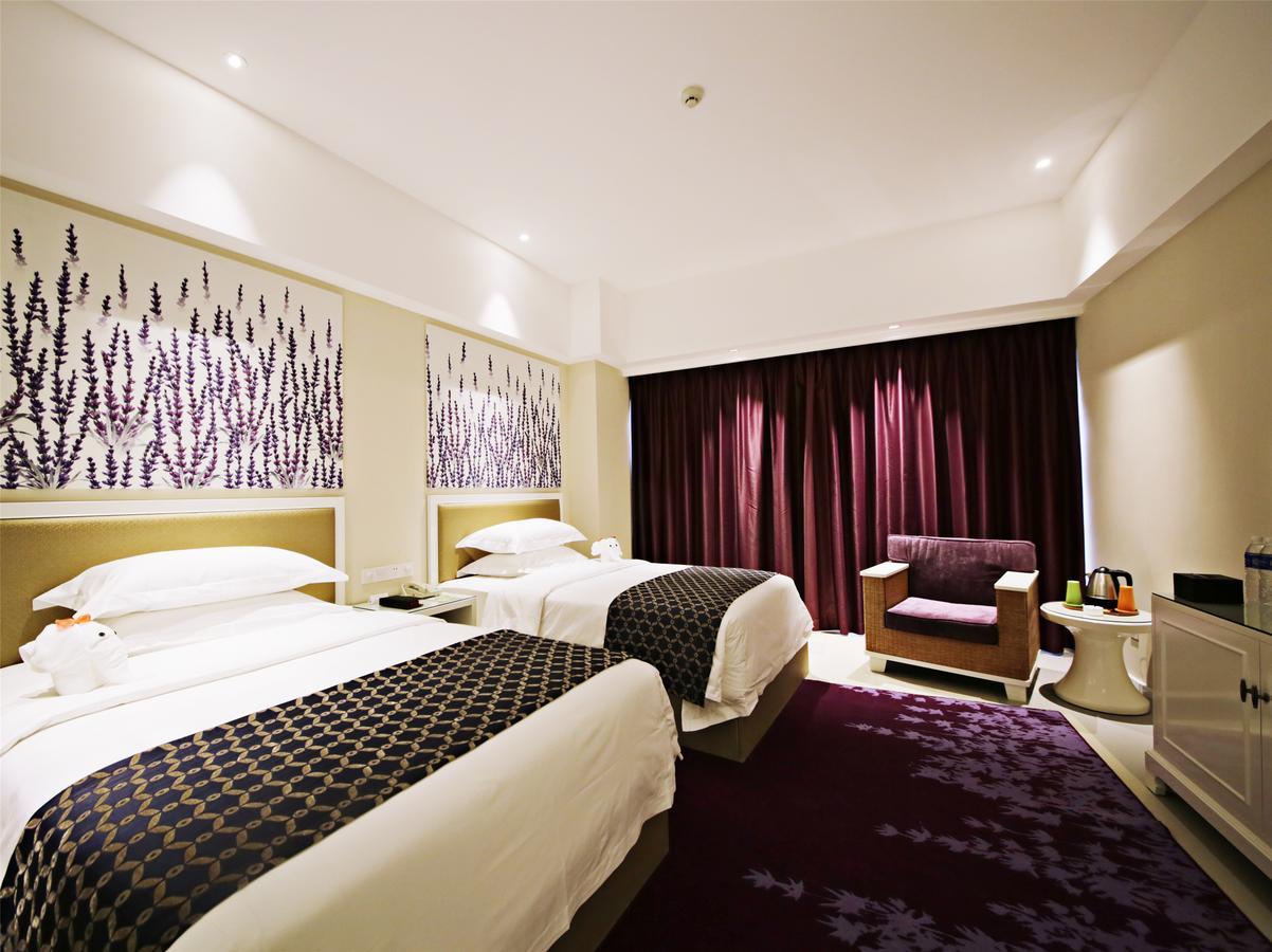 Howard Johnson Flower City Hotel Kunming Exterior photo