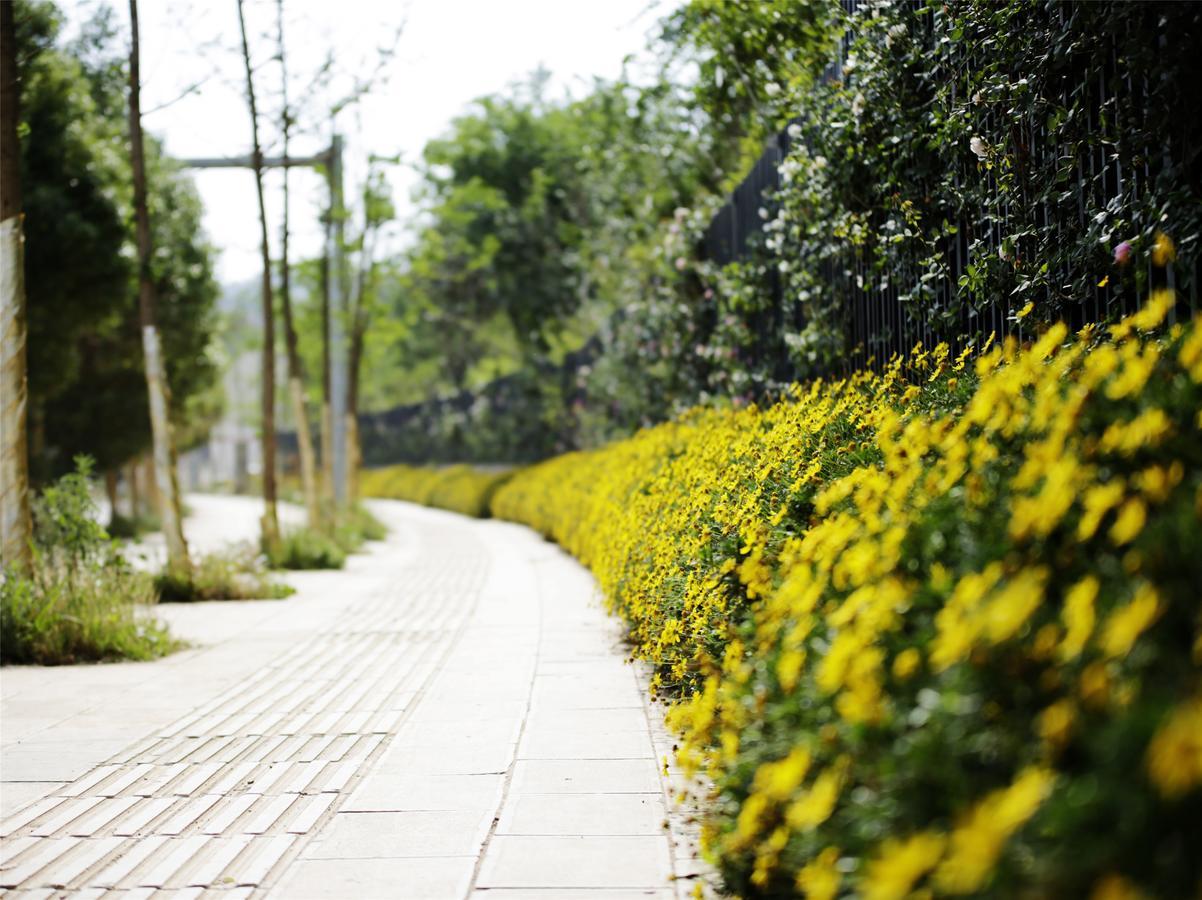 Howard Johnson Flower City Hotel Kunming Exterior photo